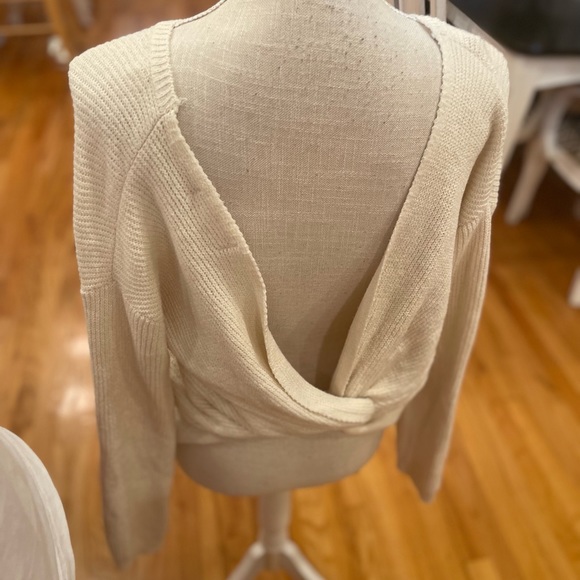💜 5 for $25 or 3 for $18 Pink Rose cream twist back sweater - Picture 5 of 7